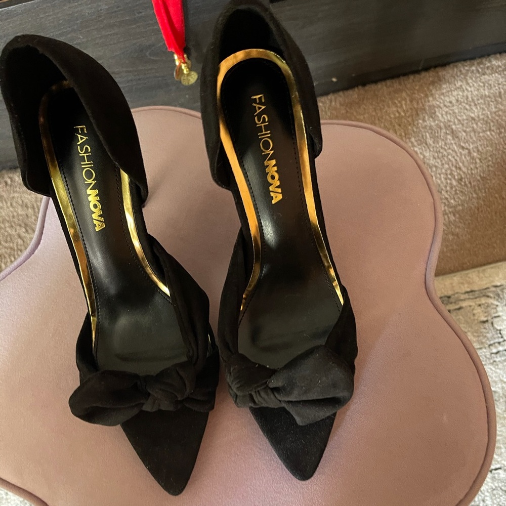 Fashion nova never worn out bow heels size 9